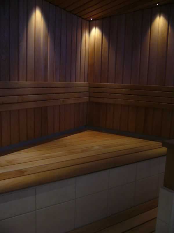 Sauna spottivaloilla